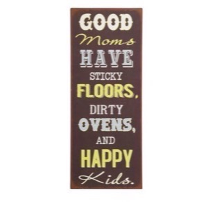 Metal skilt 31x76cm Good Moms Have Sticky Floors, Dirty Ovens and Happy Kids
